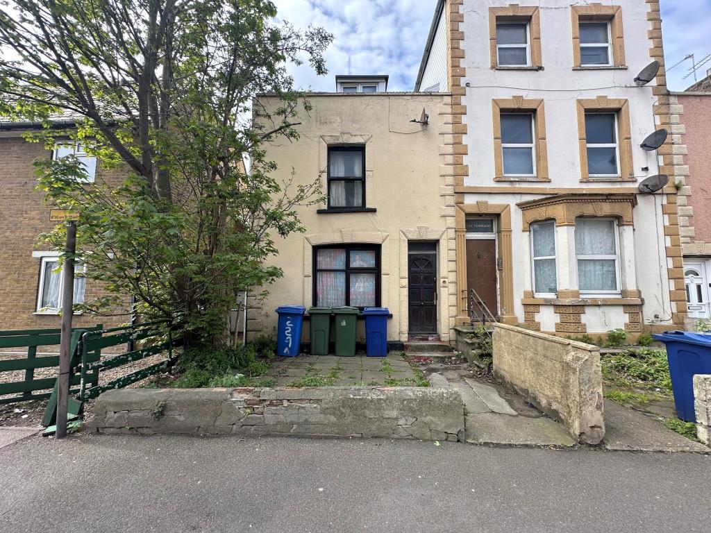 Lot: 95 - FREEHOLD BLOCK OF THREE FLATS - End-terraced block of three flats